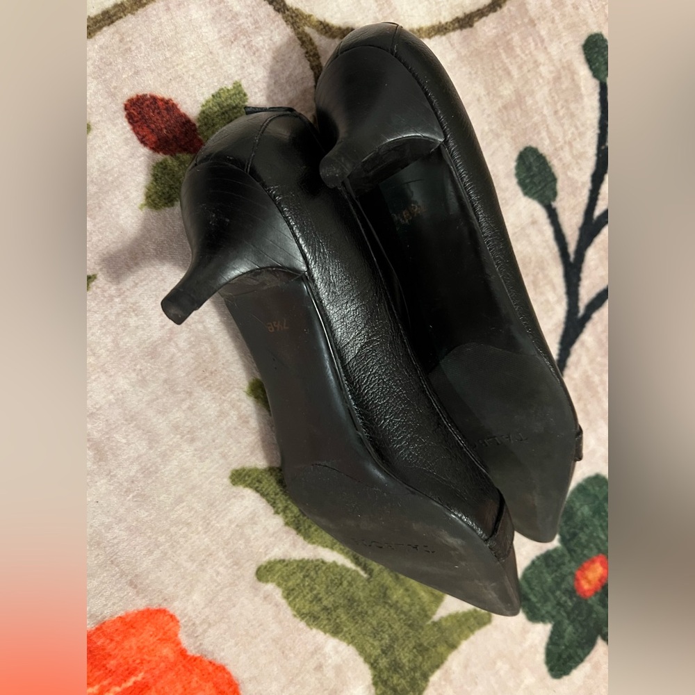 Like New Leather Kitten Heel Black Women's pumps - Picture 4 of 6